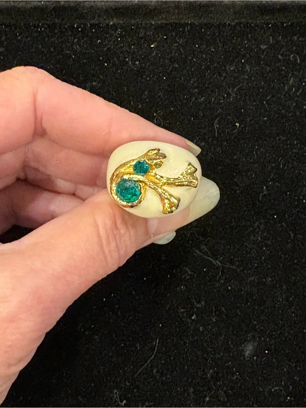 KJL Vintage Gold-Tone Cream Ring with Emerald Green Stones Size 9